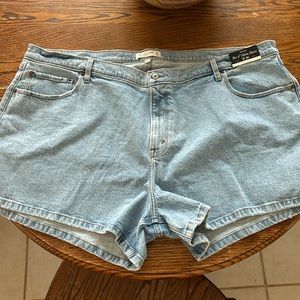 Abercrombie & Fitch 4” Mom Short High Rise (Curve Love)